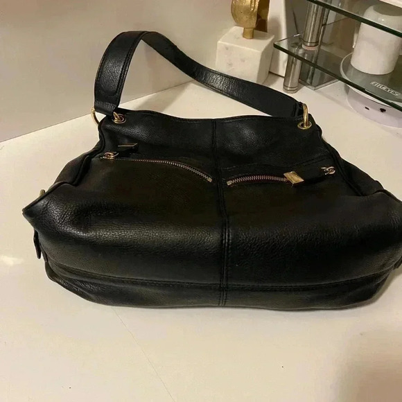 Michael Kors Black Leather Shoulder bag with Gold Hardware Zipper - Picture 6 of 16